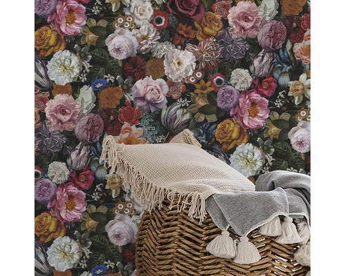 Blumentapete mit Korb, Kissen und Decke