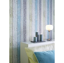 Wandgestaltung mit Holzoptiktapete, Kerzen und Lampe