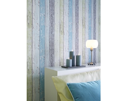 Aménagement mural avec papier peint imitation bois, bougies et lampe