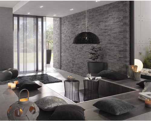 Salon moderne avec rideaux coulissants, mur en pierre et éléments décoratifs