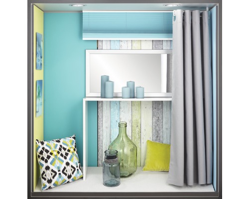 Étagère décorative avec rideau, store, miroir, bougies, coussins et bouteilles en verre