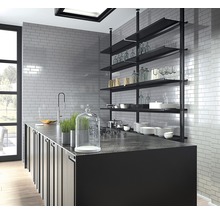 Cuisine claire avec îlot de cuisine, étagères et carrelage