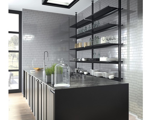 Cuisine claire avec îlot de cuisine, étagères et carrelage