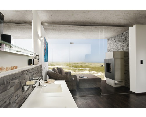 Intérieur moderne avec lavabo, cheminée et coin salon avec vue sur la mer