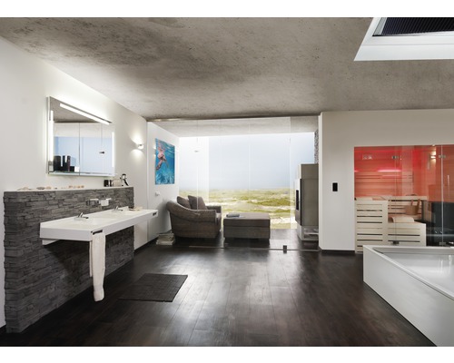 Salle de bains avec lavabo double, coin salon, cheminée et sauna