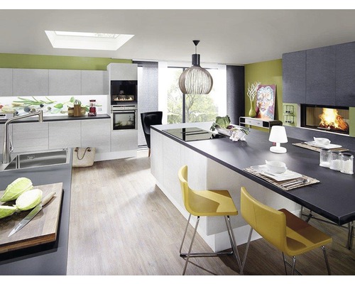 Cuisine claire avec îlot de cuisine, coin repas et cheminée