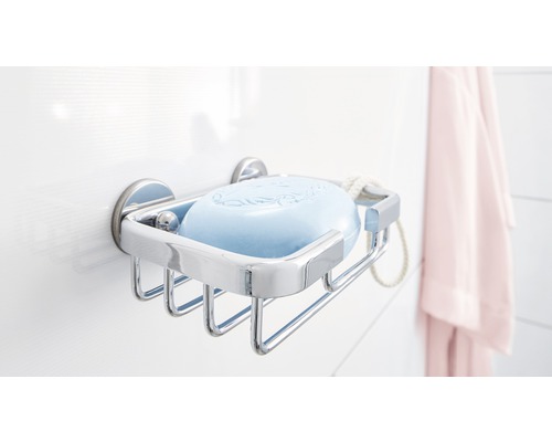 Porte-savon en métal avec savon sur un mur de salle de bain