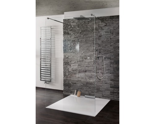 Douche à l''italienne avec paroi en verre et mur en pierre