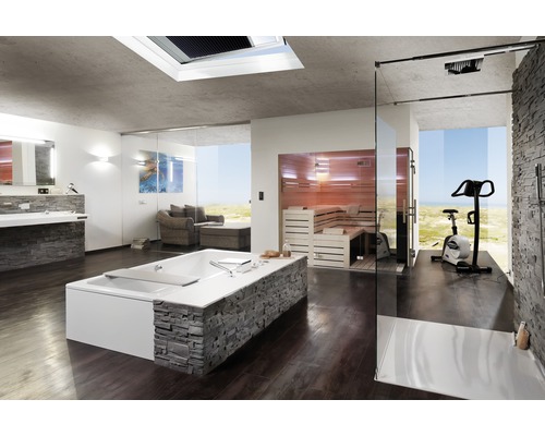 Salle de bains avec baignoire, sauna et appareil de fitness