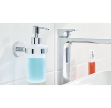 Wandseifenspender aus Chrom im Badezimmer
