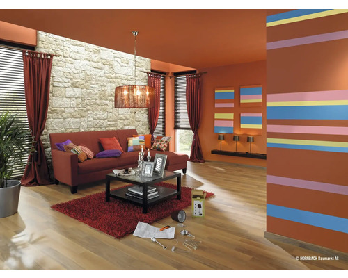 Salon avec canapé, table, lampe et décoration