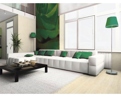 Wohnzimmer mit weißem Sofa, schwarzem Couchtisch und grünen Akzenten.