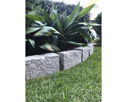 Beetbegrenzung aus Granitsteinen im Garten