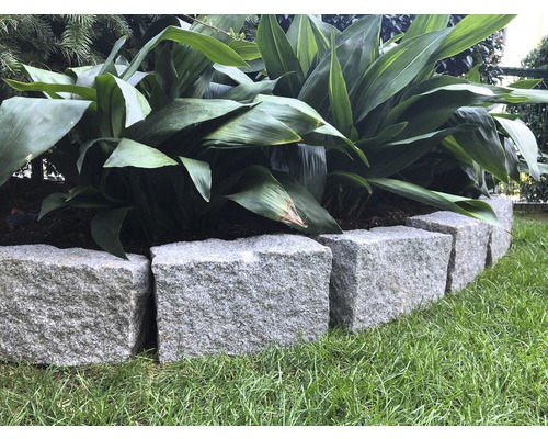 Beeteinfassung aus Granitsteinen im Garten