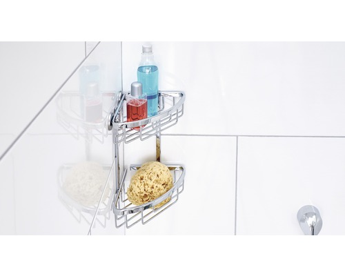 Étagère d''angle avec éponge et produits de soin dans la salle de bain
