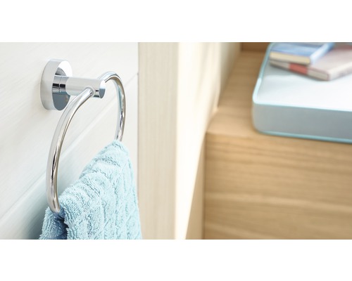 Porte-serviettes en métal avec une serviette dans la salle de bain.