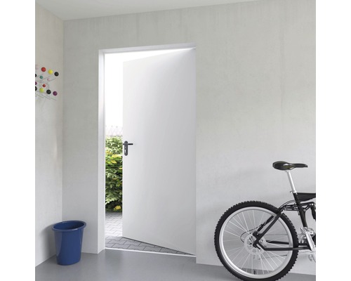 Innenraum mit teilweise geöffneter, weisser Innentür, Fahrrad und Eimer