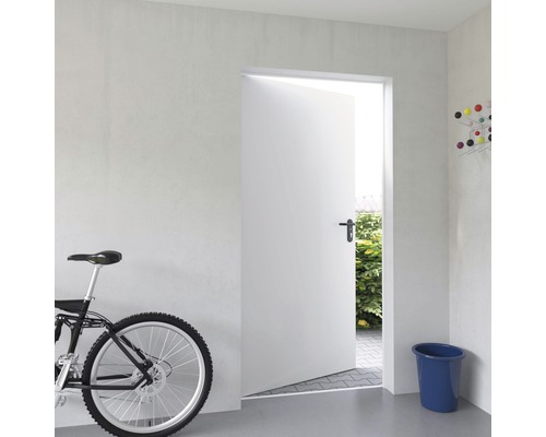 Szene mit Innentür, Fahrrad und Eimer in einem hellen Raum