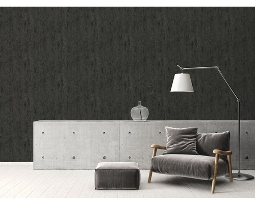 Pièce décorative avec papier peint foncé, fauteuil et lampadaire