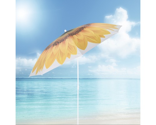 Sonnenschirm mit Sonnenblumenmuster vor Meereskulisse
