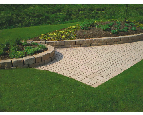 Gartenweg mit Pflastersteinen und Natursteinmauern