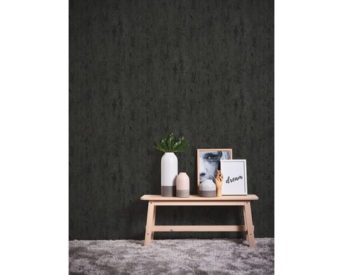 Vue d''une pièce avec un papier peint vinyle foncé, décorée de cadres et de vases sur une table en bois