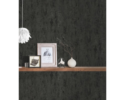 Pièce décorative avec papier peint foncé, étagère en bois et éléments d''ameublement