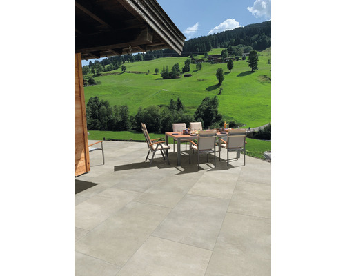 Terrasse avec carrelage et coin salon devant un paysage de montagne