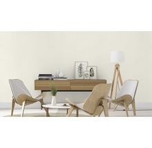 Wohnzimmer mit Holzsessel, Tisch, Kommode und Stehlampe