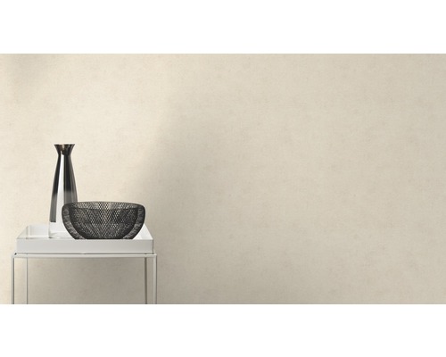 Dekorative Vase und Schale auf einem Tisch vor einer Wand