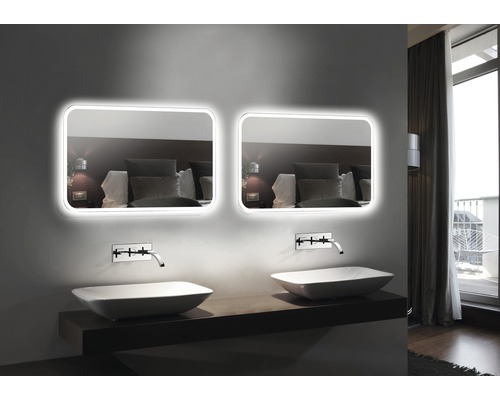 Badezimmer mit zwei beleuchteten Spiegeln, zwei Aufsatzwaschbecken und Armaturen.