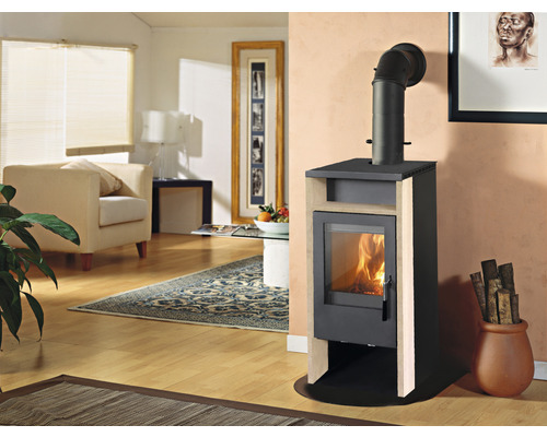 Wohnzimmer mit Kaminofen und Holzscheiten im Topf