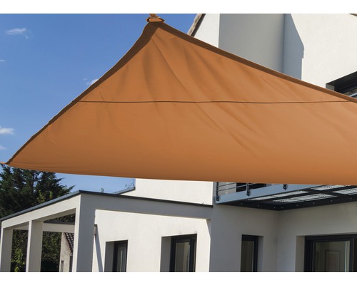 Voile d''ombrage triangulaire au-dessus d''une terrasse