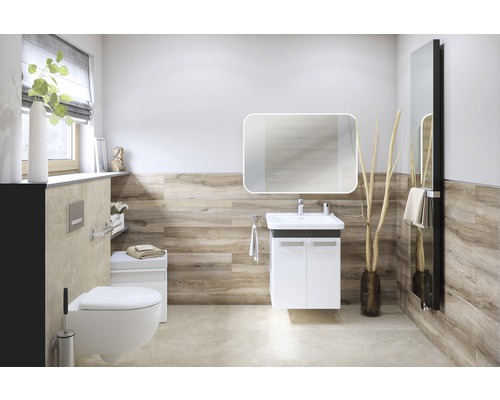 Badezimmer mit Waschtisch, Spiegel, Toilette und Holzwand