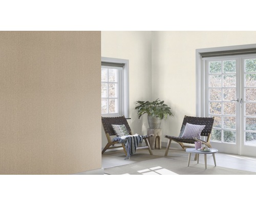 Salon lumineux avec deux chaises, plante d''intérieur et revêtement mural