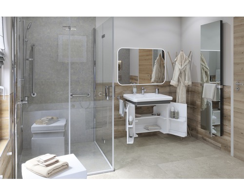 Salle de bains avec douche plain-pied, meuble-lavabo, miroir et porte-serviettes