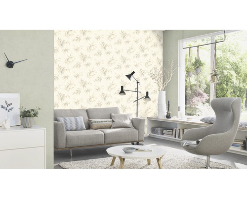 Wohnzimmer mit Sofa, Sessel, Tisch und Tapete mit Blattmuster