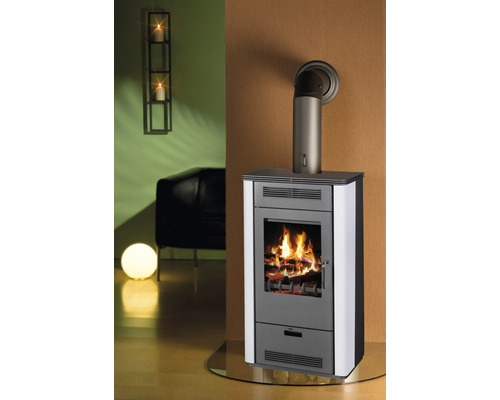 Kaminofen mit Holzfeuer und Rauchrohr in einem Wohnzimmer