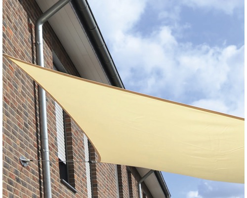 Dreieckiges Sonnensegel an einer Hauswand befestigt