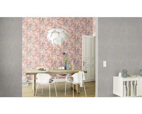 Salle à manger avec table, chaises, suspension et papier peint floral