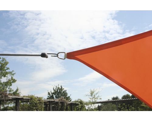 Gros plan d''un voile d''ombrage fixé à une barre
