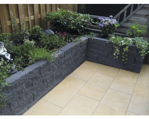 Gartenanlage mit Pflanzsteinen, Pflanzen und Steinboden