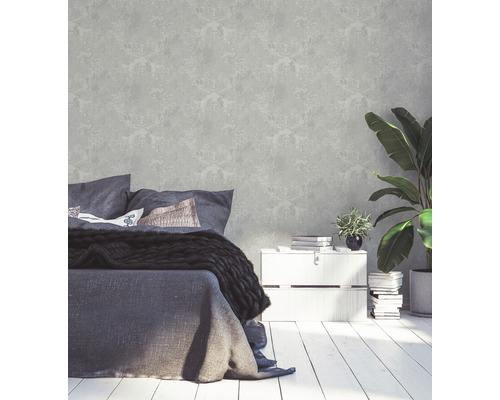 Chambre avec papier peint à motifs, lit, table de chevet et plantes d''intérieur