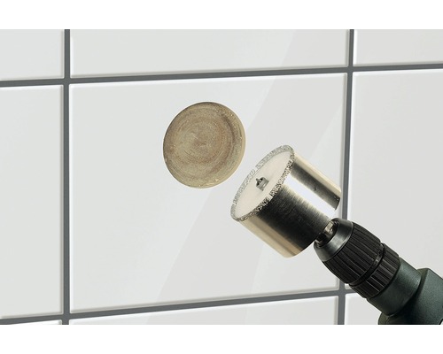 Scie cloche à carreaux en cours d''utilisation avec une partie de carreau découpée