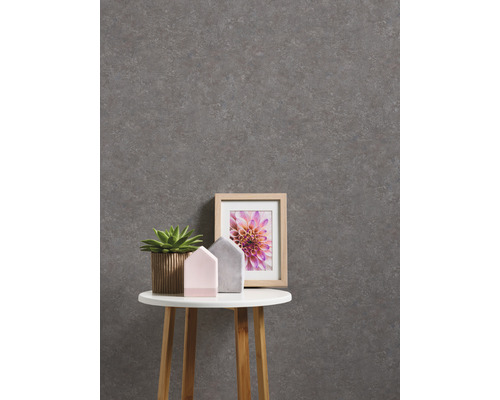 Papier peint décoratif avec motif discret sur une table avec décoration