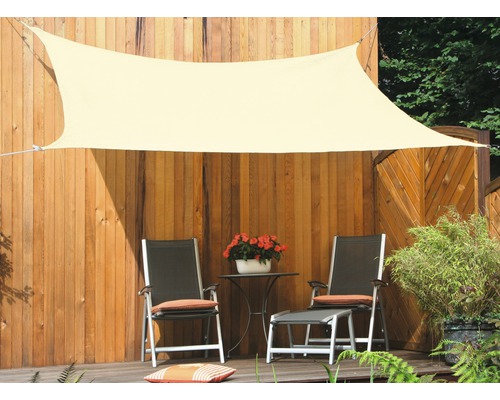 Szene mit Sonnensegel über Gartenmöbeln auf einer Holzterrasse