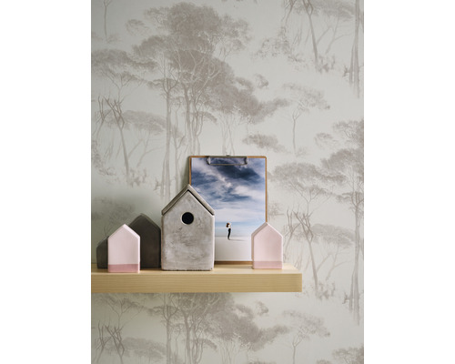 Dekorative Szene mit Tapete mit Baummotiv, Holzregal, Häusern und Klemmbrett