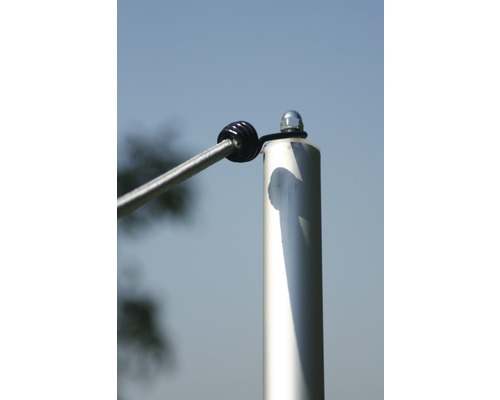 Vue détaillée d''un poteau de clôture avec câble et éléments de fixation