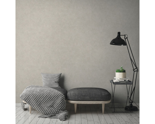 Wohnzimmer-Szene mit Wand, Sitzbank, Lampe und Dekoration für ein modernes Wohnambiente