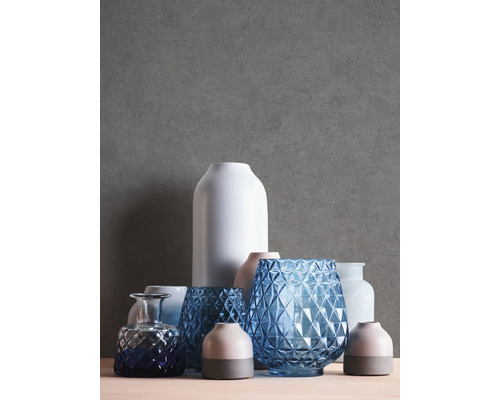 Arrangement verschiedener Vasen in unterschiedlichen Größen und Designs.